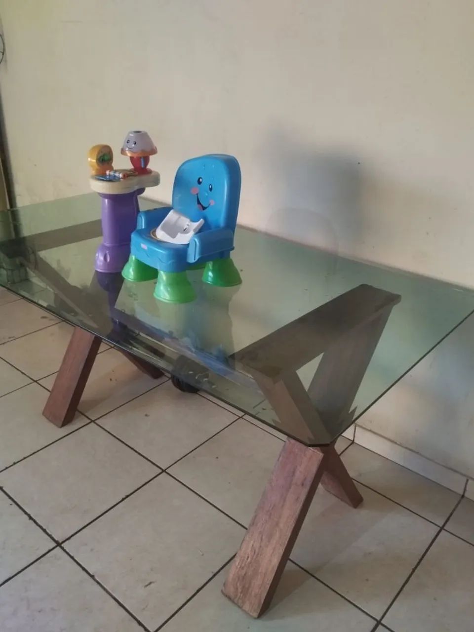 Mesa de vidro com pé de madeira  - Foto 3
