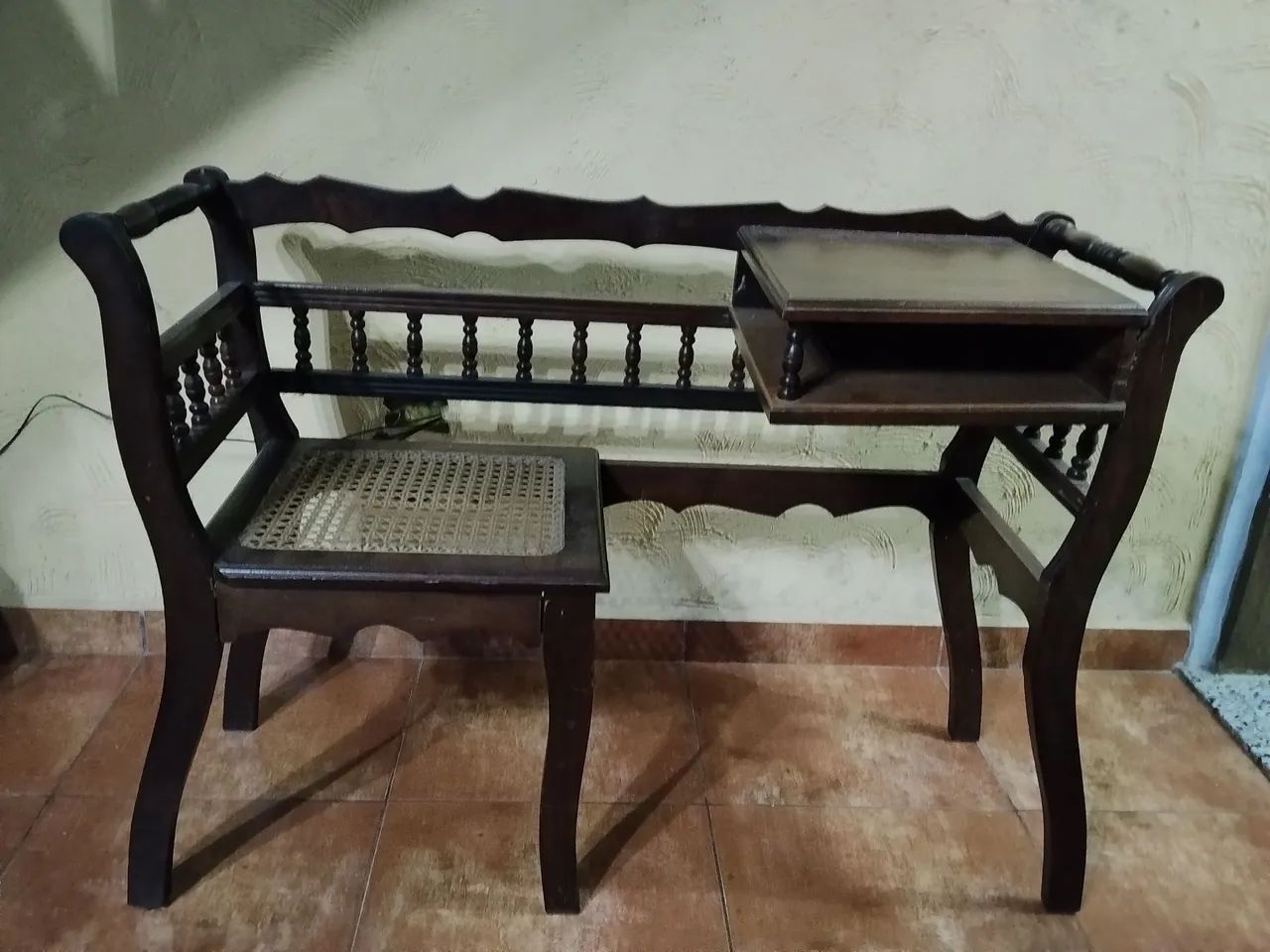 Namoradeira com mesinha de telefone 