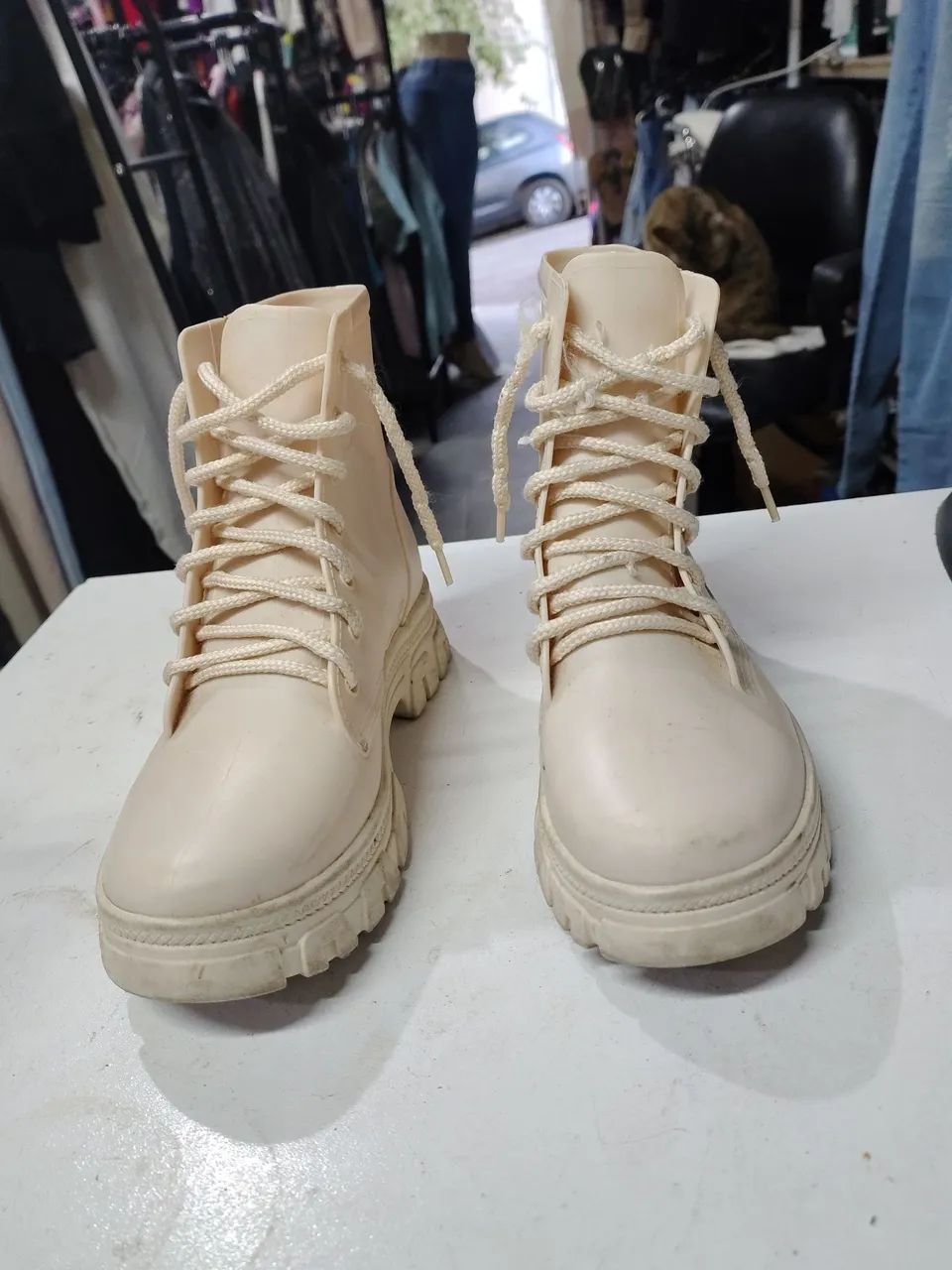 Bota de borracha estilo galocha com creme n33/34  - Foto 2