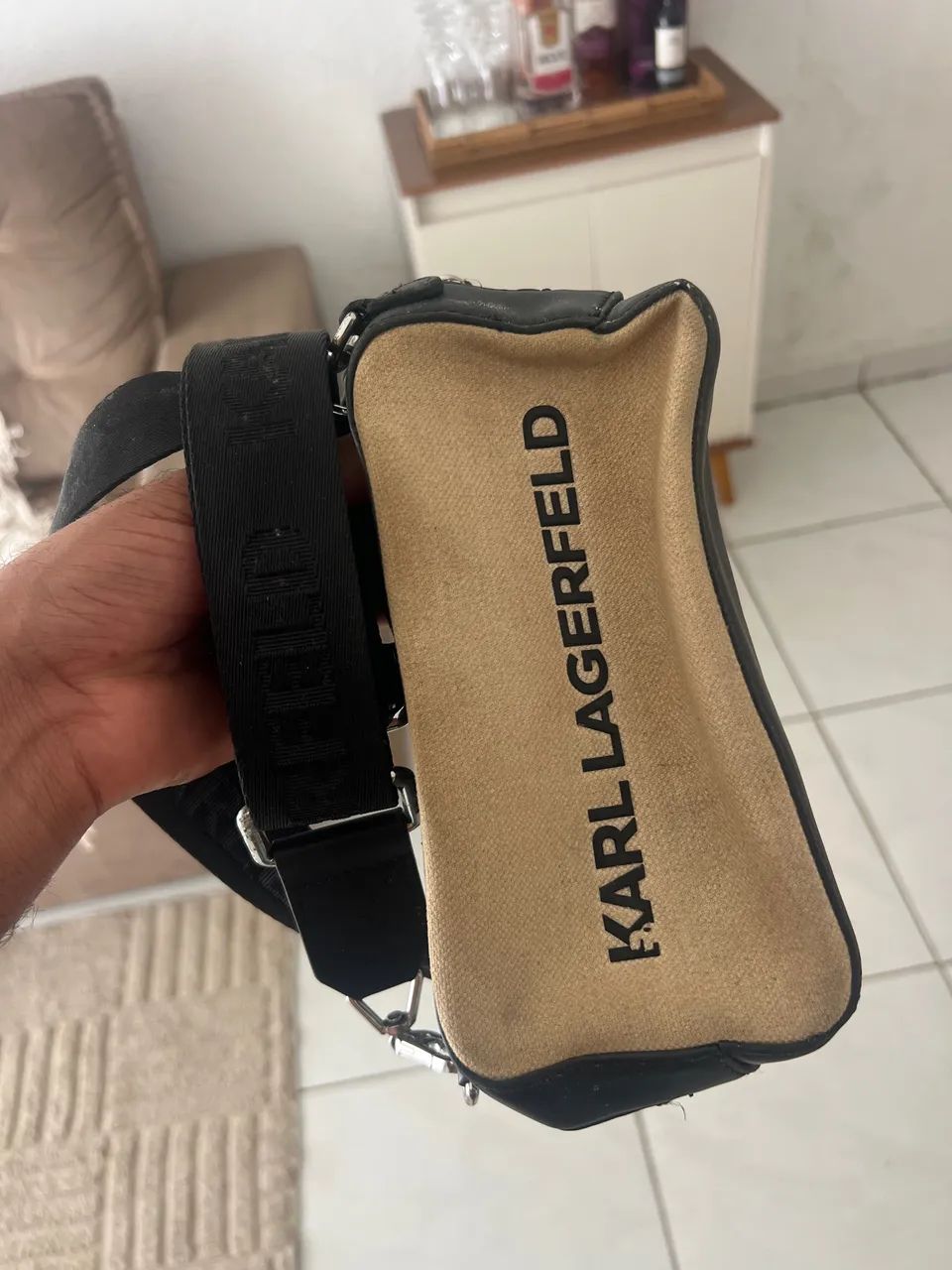 Necessaire estilo camera bag da Karl Lagerfeld