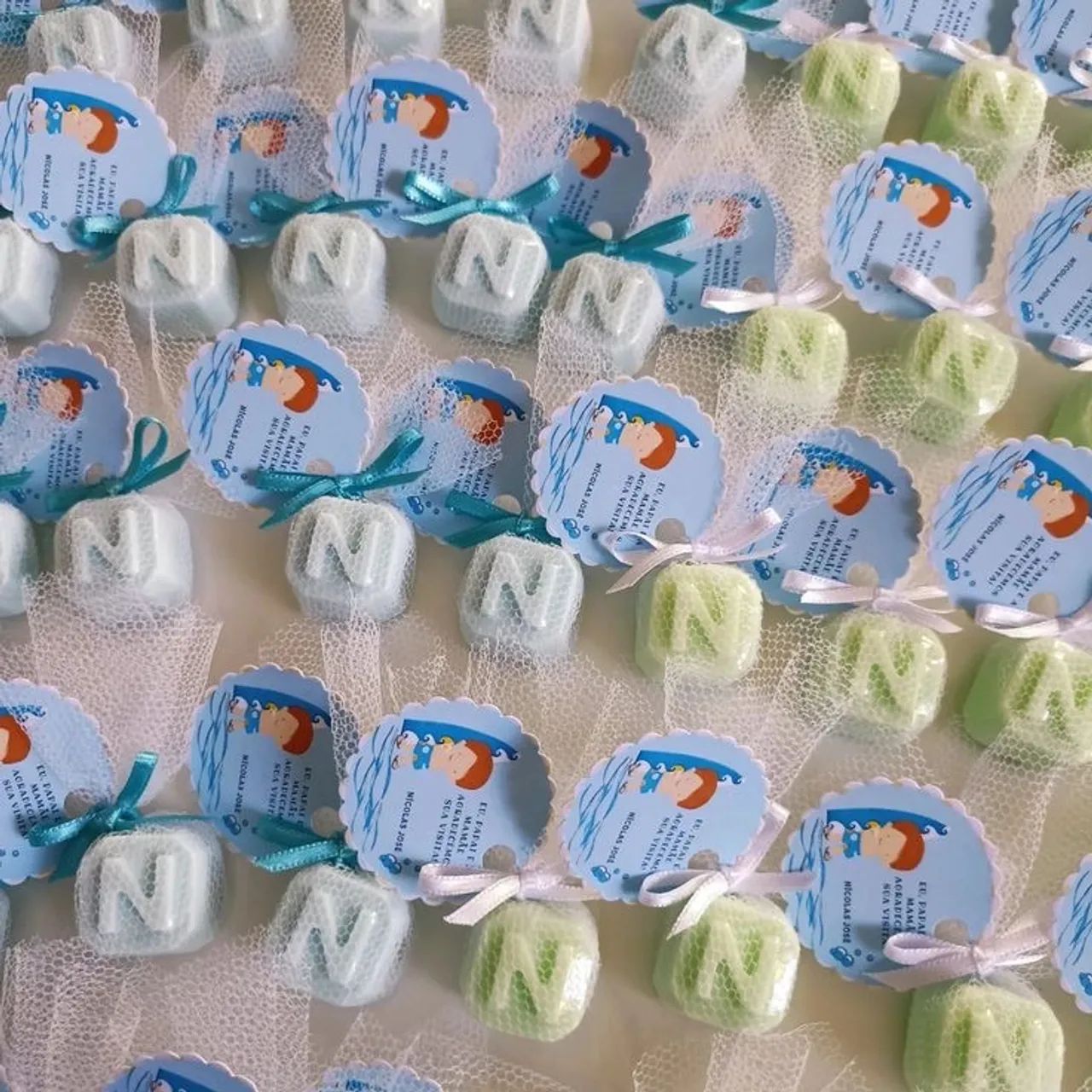Lembrancinha maternidade datas comemorativas velas perfumadas com tag e tule - Foto 3