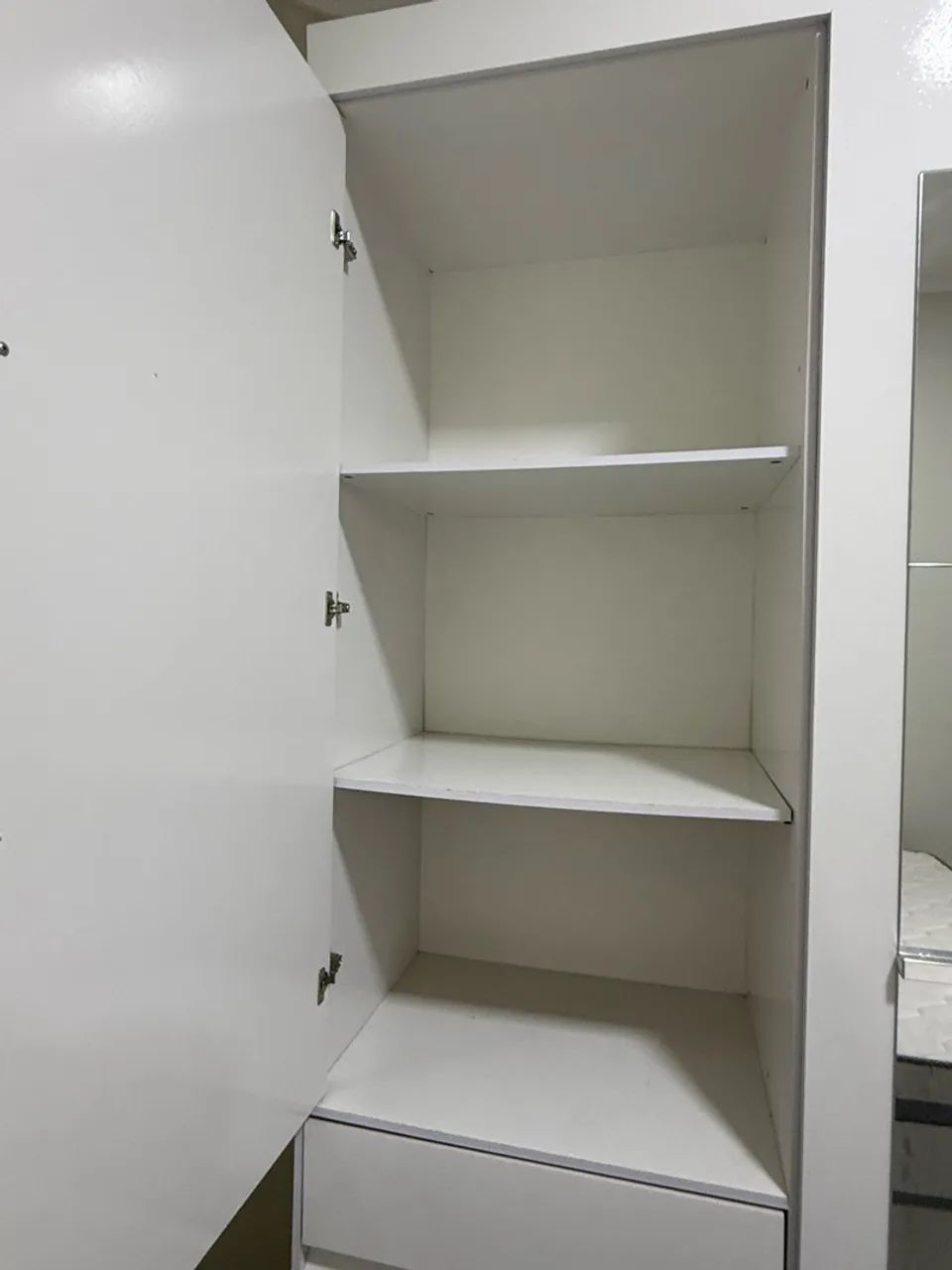 Guarda roupa +criado mudo - Foto 3