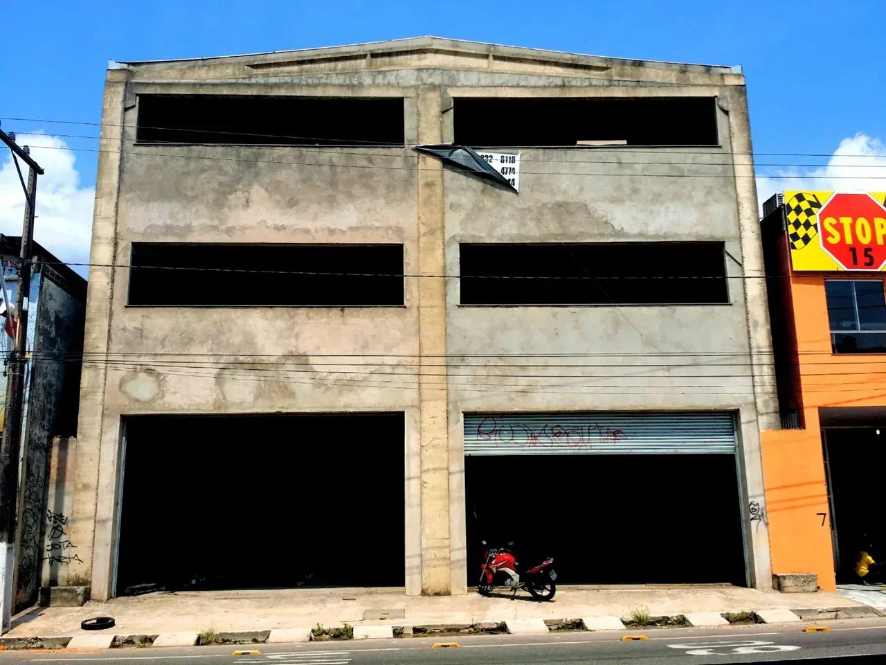 Lene Pegado Aluga Galpão de 3 Andares com 1.950 m² na Av Independência