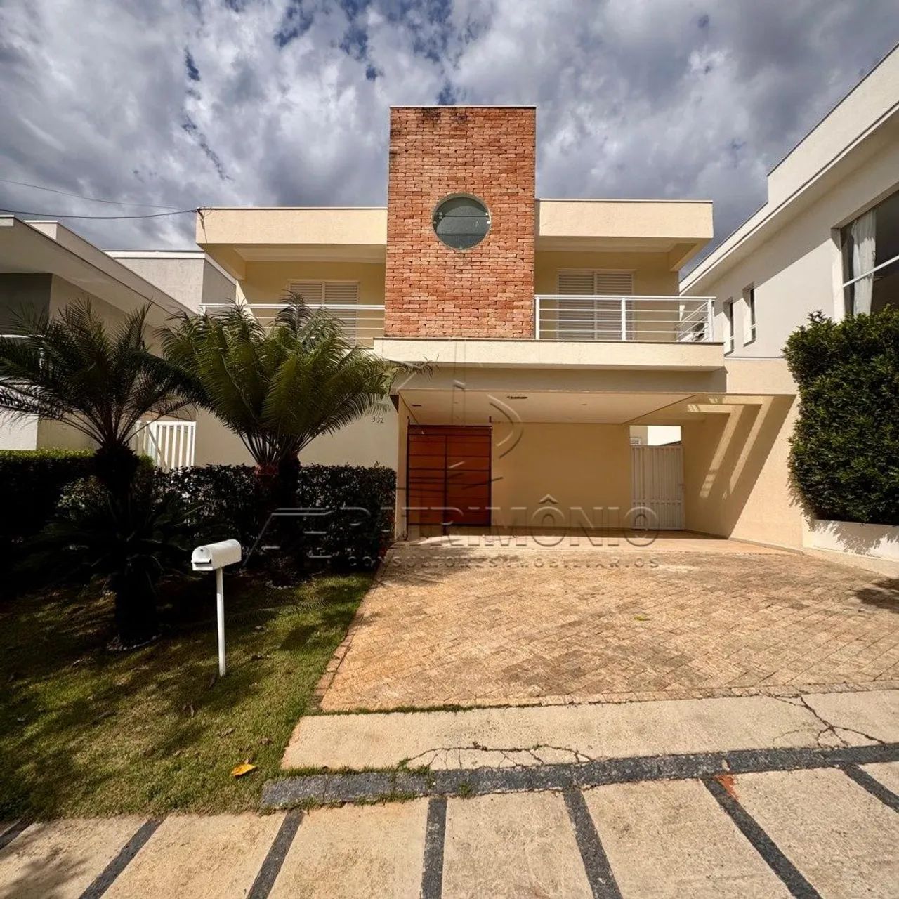 SOBRADO EM CONDOMINIO COM 4 SUITES - MONT BLANC