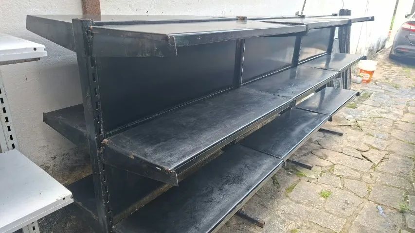 Gôndola central. Medidas: 90cm de comprimento. 30cm de fundo e 1,26m de altura.