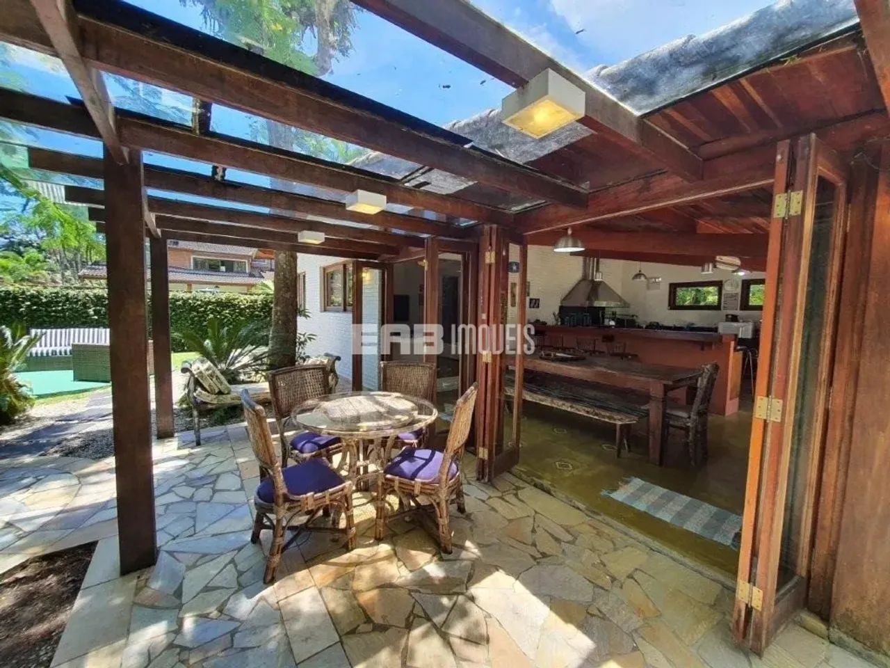 Casa com 5 dormitórios, piscina e extenso gramado em Itamambuca - Foto 5