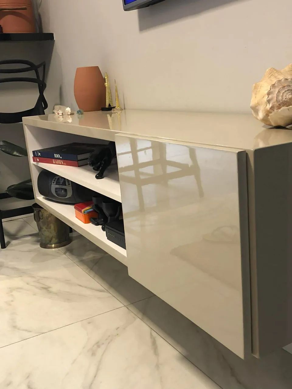 Lindo rack suspenso em MDF revestido em Laca 