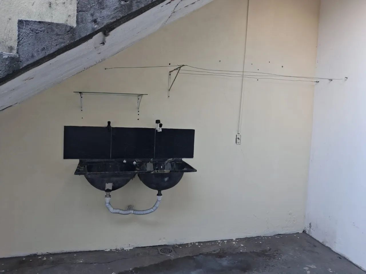 Aluguel de uma kit net com um quarto cozinha banheiro e área de serviço  - Foto 3