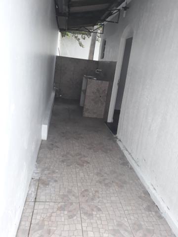 Alugo um quarto (1 compartimento) no Osvaldo Frota 2