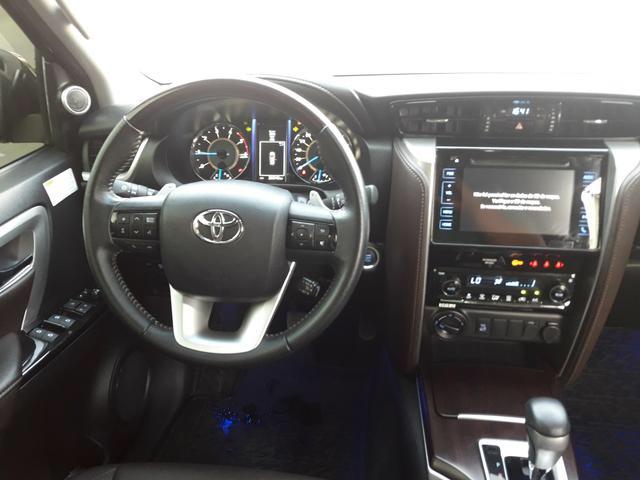 Vendo Toyota Hilux Sw4 Srx 4x4 automática, 7 lugares, financio, passo cartão - Foto 2