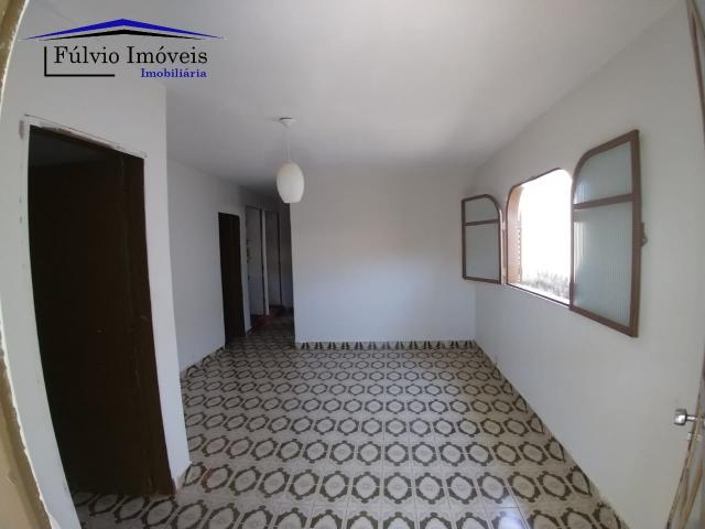 Casa simples, toda na cerâmica no Valparaíso II. Imóvel com 03 quartos, sendo 01 suíte e b