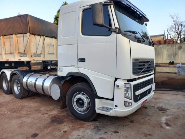 Volvo FH 440 I-shift 10/11 Bi-caçamba Randon 18/18