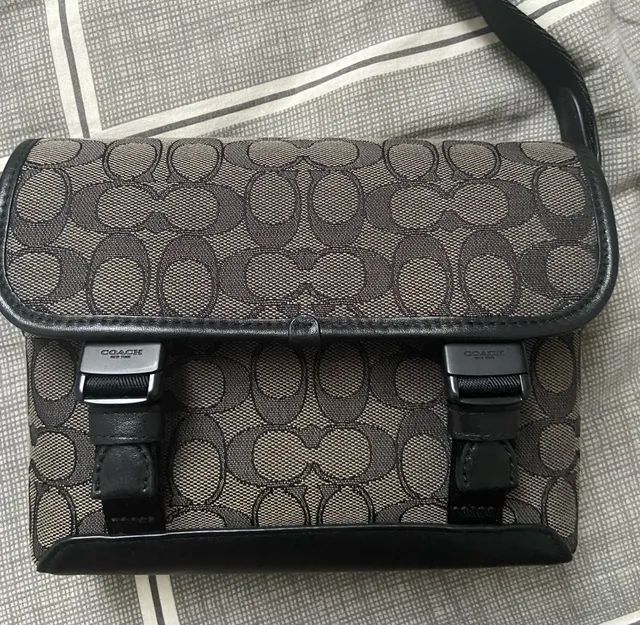 Bolsa Coach com estampa monogramada
