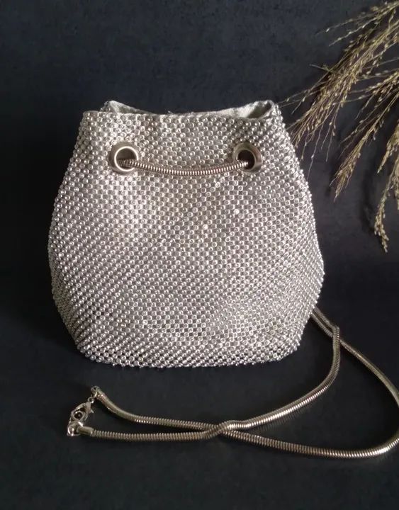 Bolsinha prata crutch com strass de ombro com fecho  - Foto 3