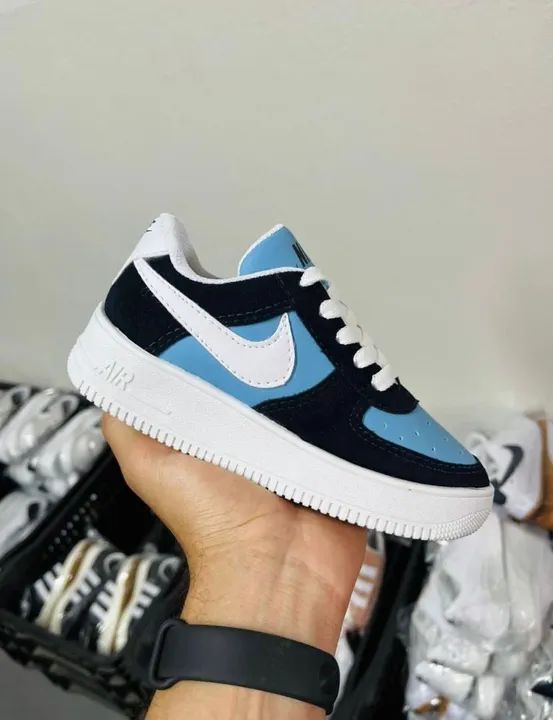 Tênis Nike Air Force 1 Low - Azul e Dourado infantil - Foto 2