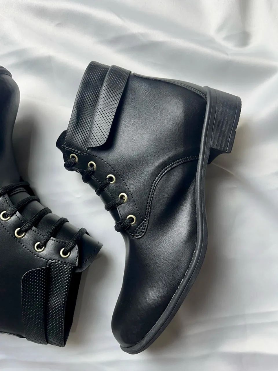 Oferta! Coturno Feminino Preto Sem Salto - Com Cadarço e Design Casual - Foto 2