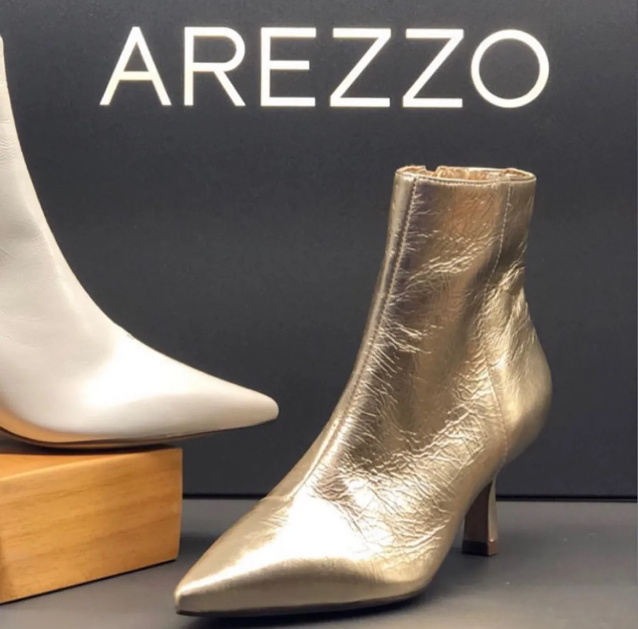 Bota Arezzo Dourada - Elegância e Sofisticação