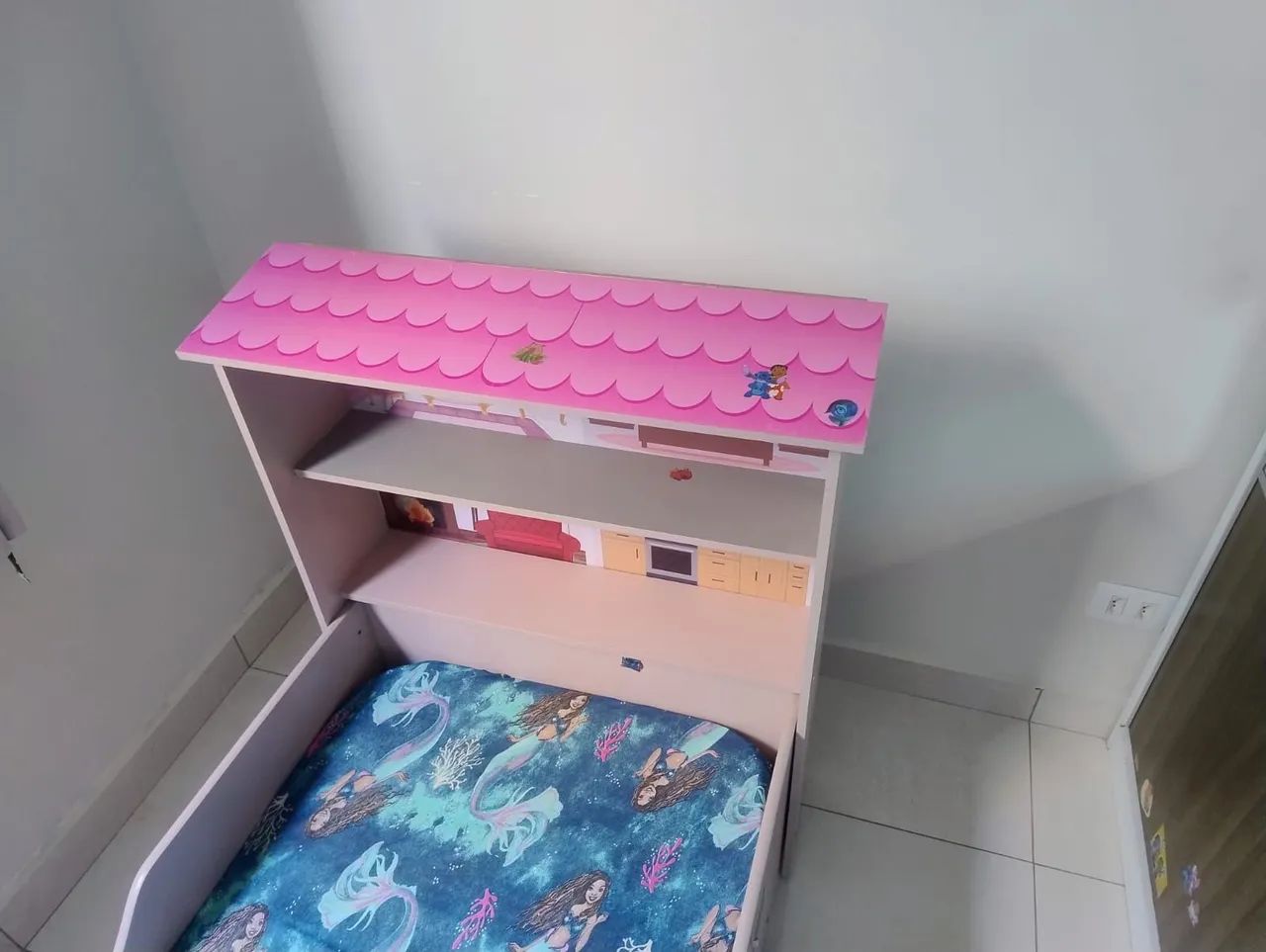 Cama infantil com estante/cabeceira temática