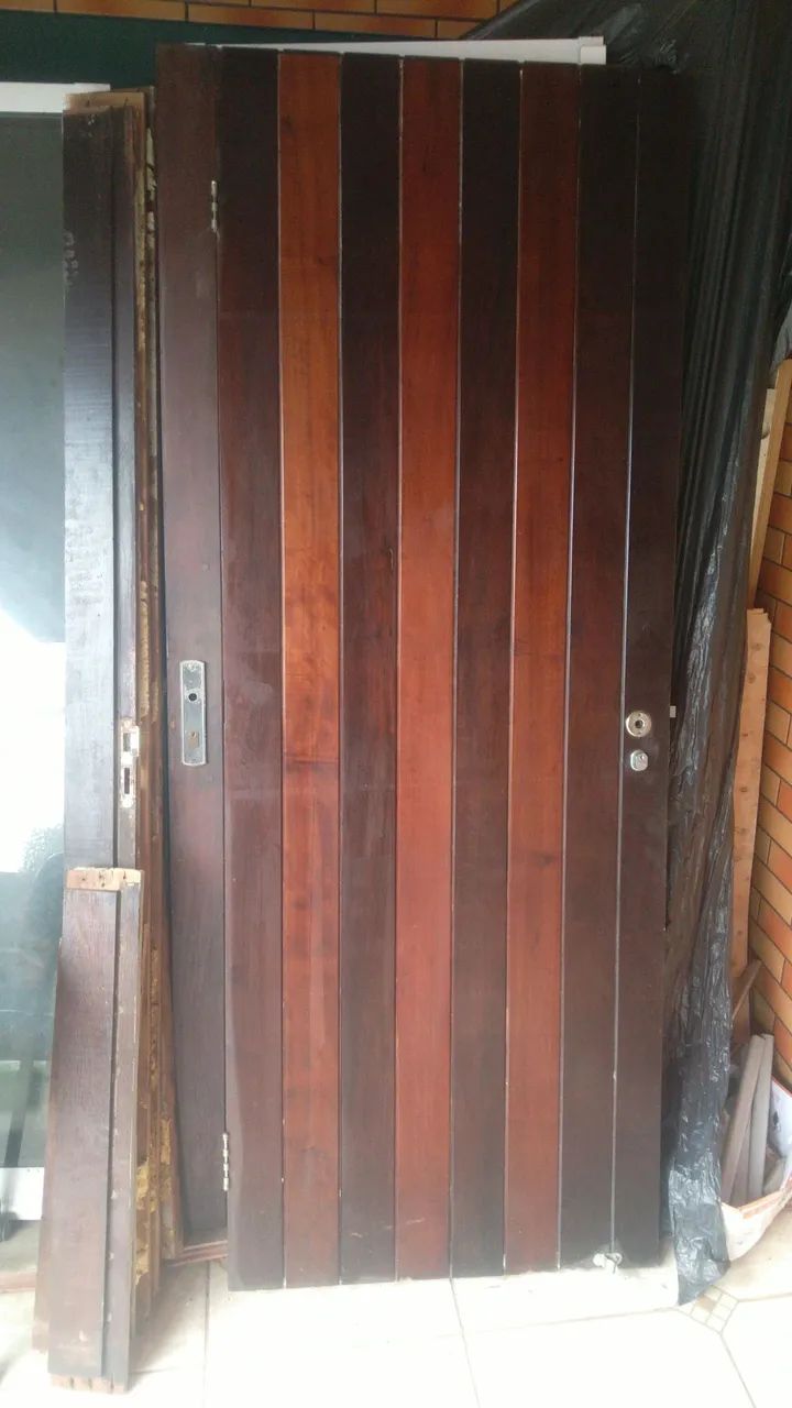 Portas de embuia com caixilho e uma janela 