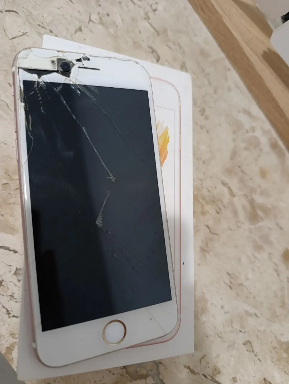 iPhone 6s com tela trincada e sem ligar