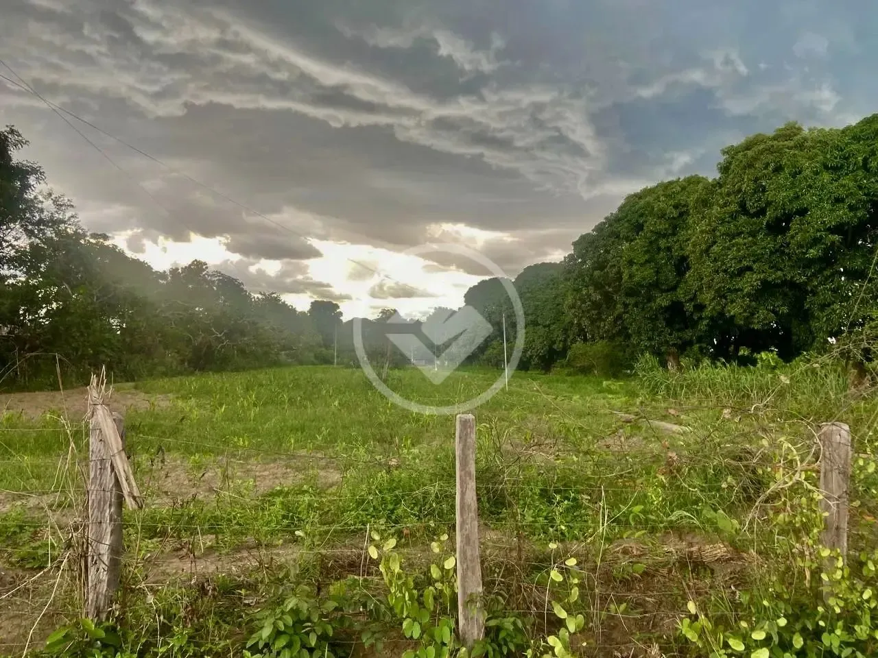 #Vende-se Chácara com 23.700 m2 , com casa construída de 300m 2 alvenaria, galpão de alven