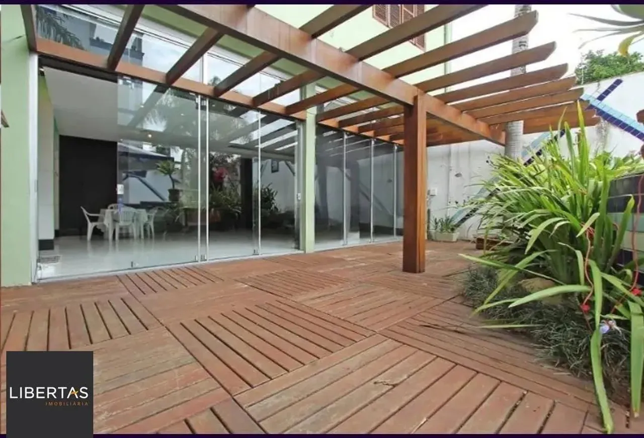 Casa alto padrão no Partenon, de 6 dormitórios e 4 vagas