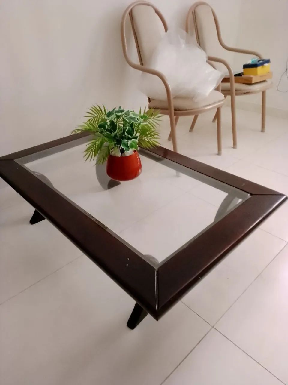 Mesa de centro em madeira com vidrom tampo de vidro - Foto 2