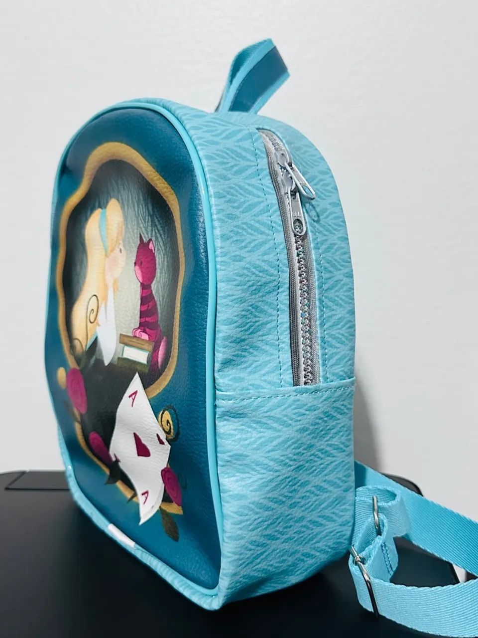 Mochila Média Alice no País das Maravilhas Azul - Foto 3