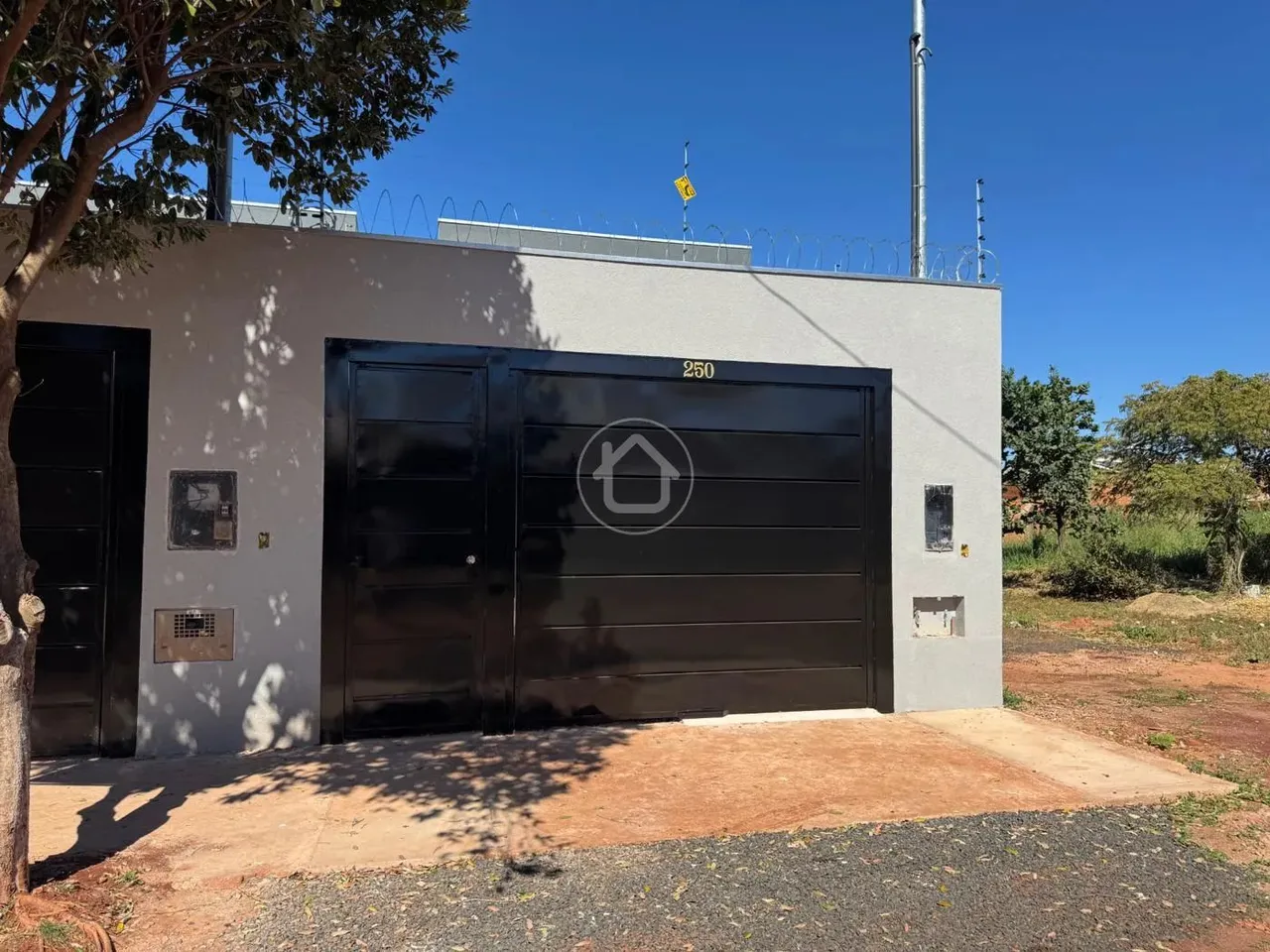 CASA COM SUITE OTIMO ACABAMENTO