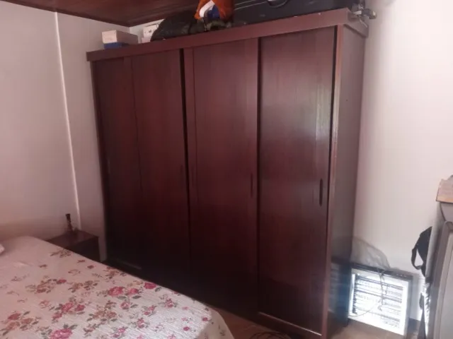 Vende-se guarda-roupa de madeira