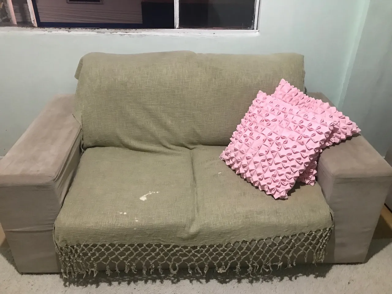Sofá 2 lugares com almofadas
