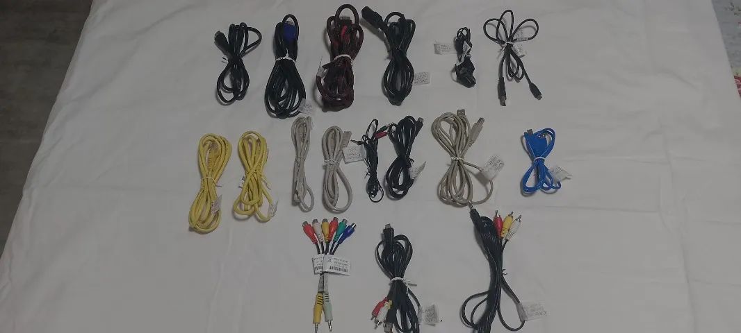 Cabos diversos para dados, video, som e força