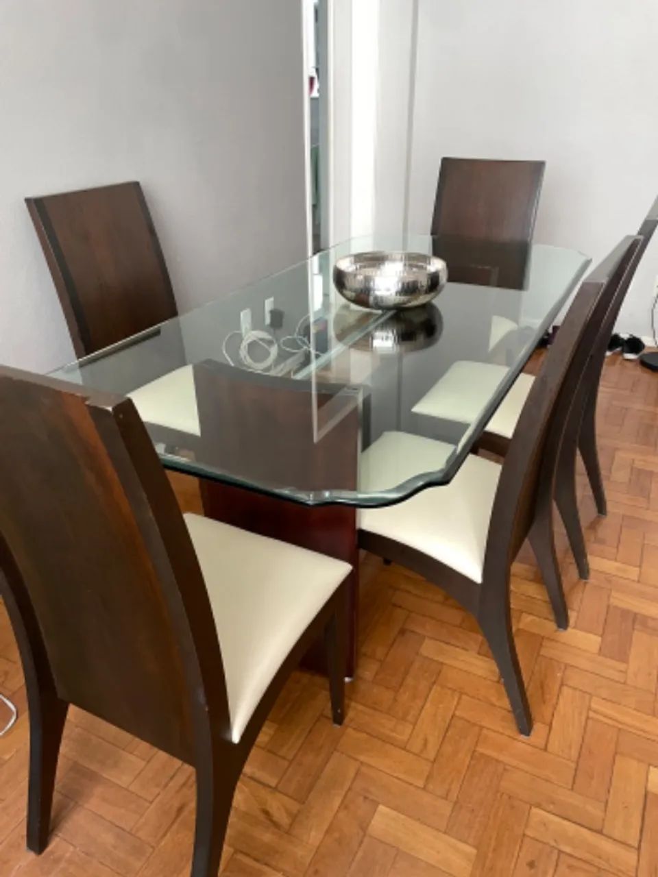 Mesa de jantar de madeira com 6 cadeiras