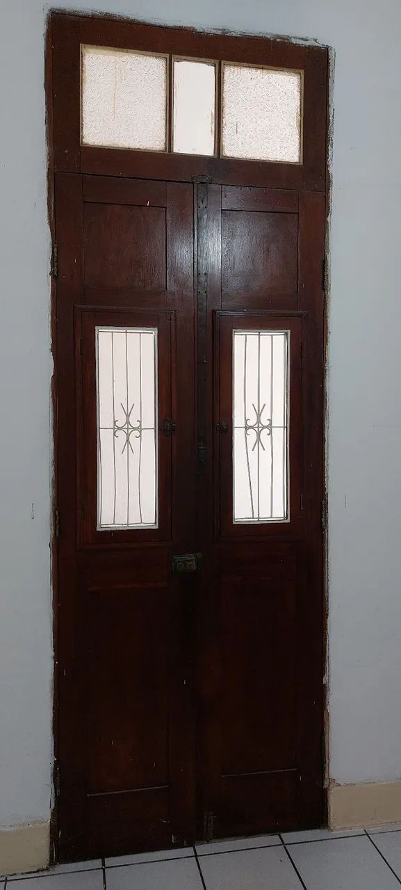 Porta de madeira antiga com vidros e arabescos