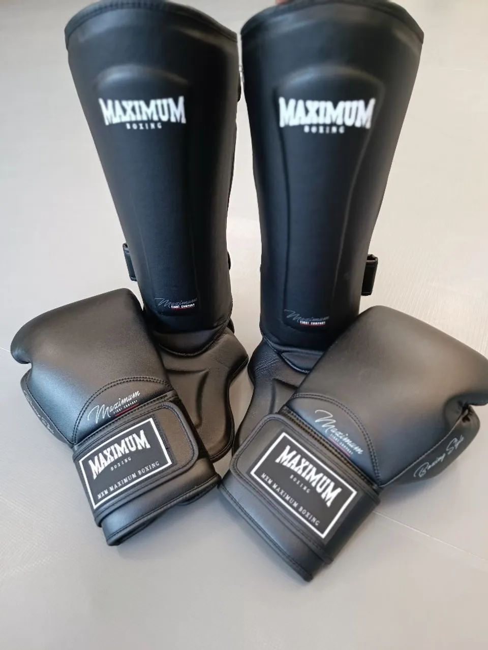 Kit de Muay Thai: Luvas e Caneleiras e Bandagem 5mt Maximum Boxing,  