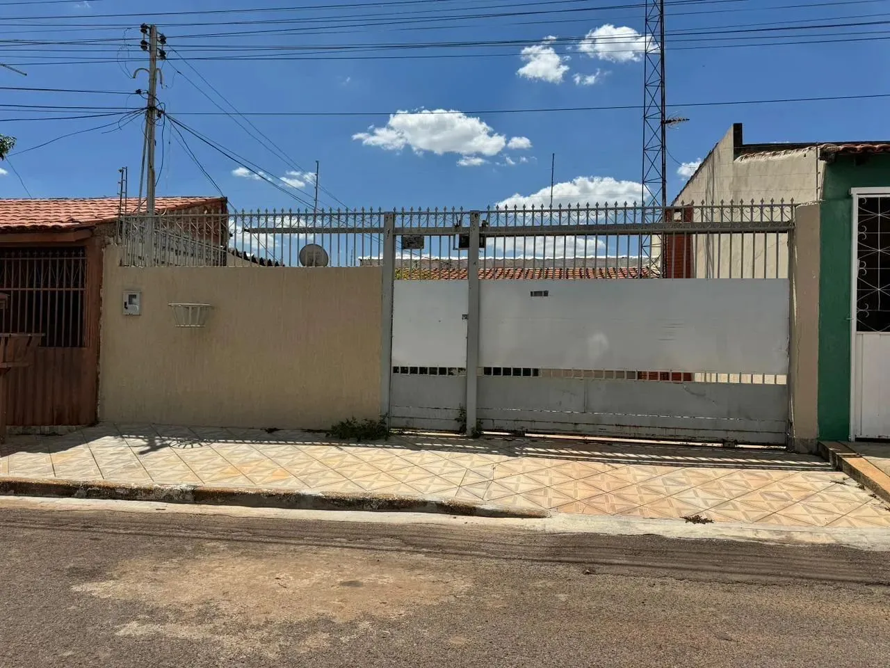 Setor Oeste QD 23, 2 quartos sala cozinha e banheiro social forrada cerâmica lote 144m2 R$