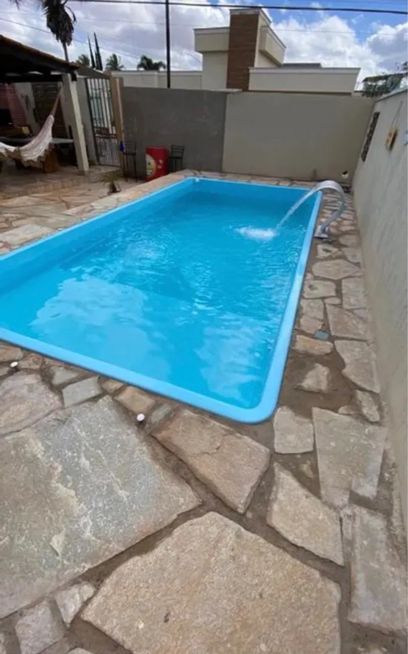 Piscina com cascata para lazer e relaxamento