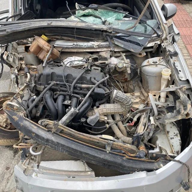 Ford Fiesta Sedan - veículo para sucata, completo ar e direção. - Foto 8