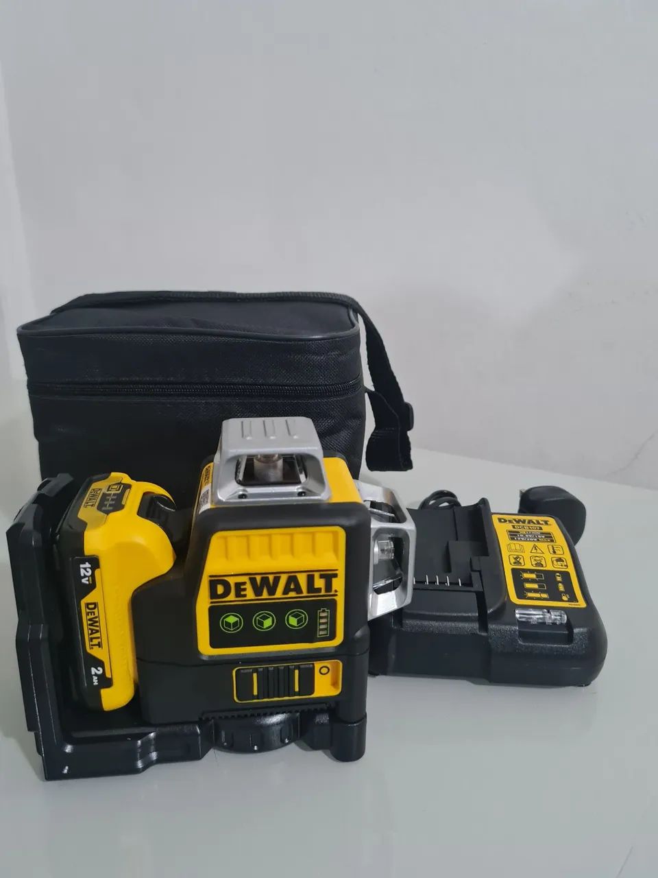 Nível a Laser DeWalt 2x360° com Bateria, Carregador e maleta.