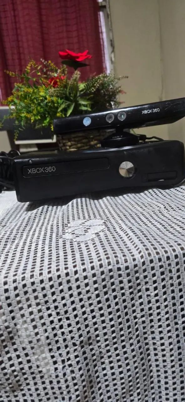 Xbox 360 used, in good condition, with Kinect and cables64318473943425121