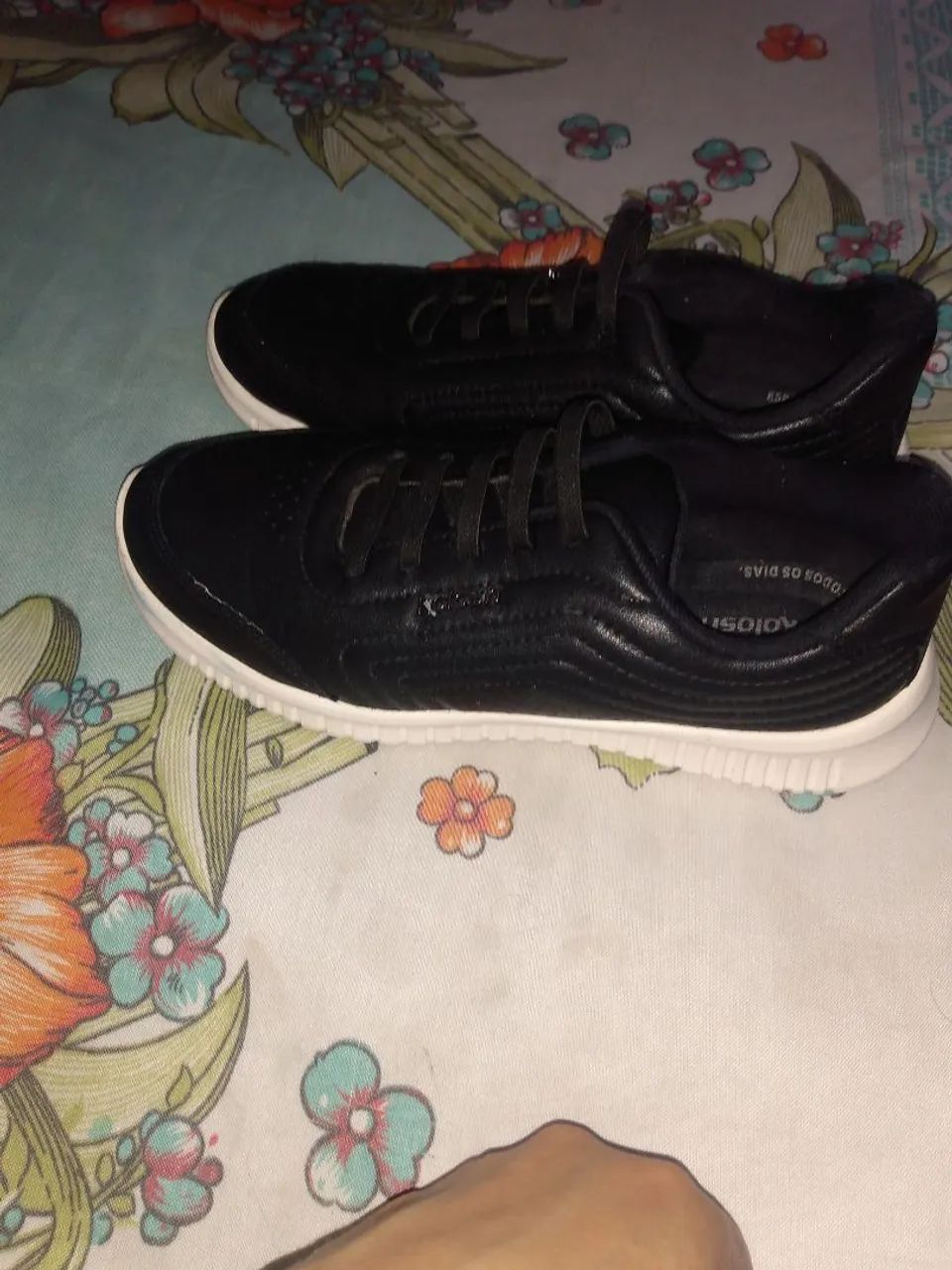 Vendendo Sapatilhas Vender Sapatos Da Dinheiro Vende Se Sapatos