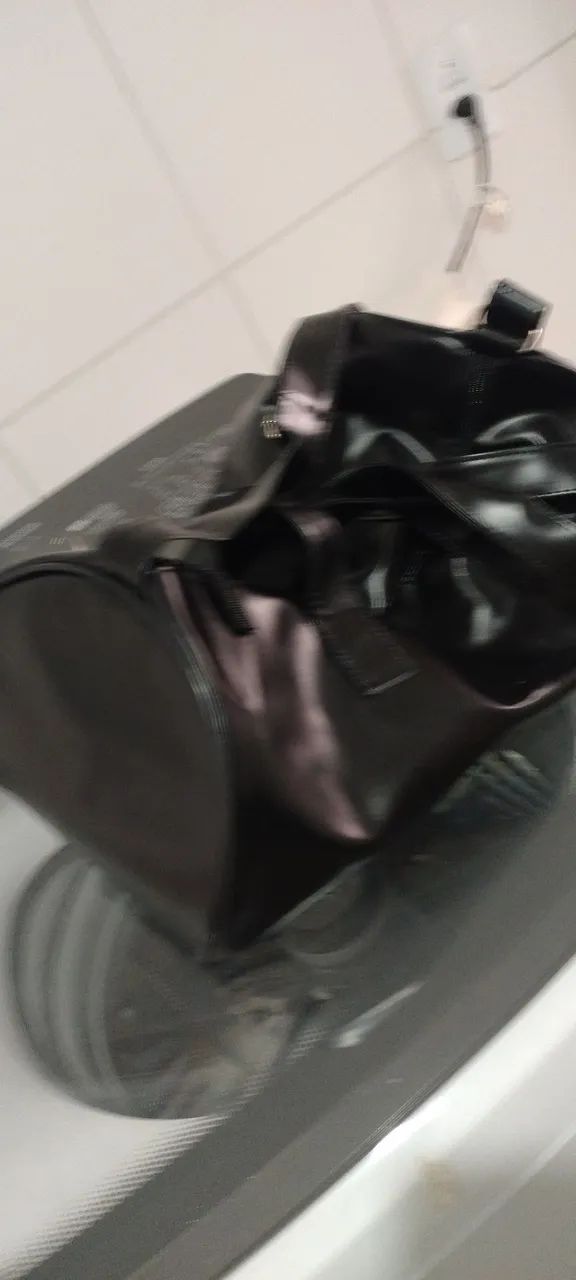 Vendo uma bolsa de couro preta pra homem 