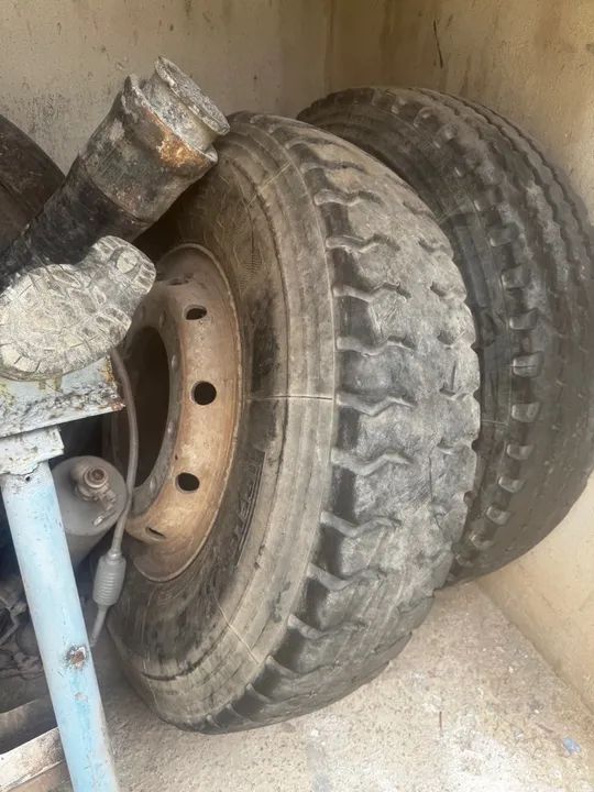 Venda de pneus 275 caminhão com duas rodas, 04 unidades, dóis borrachudos - Foto 2