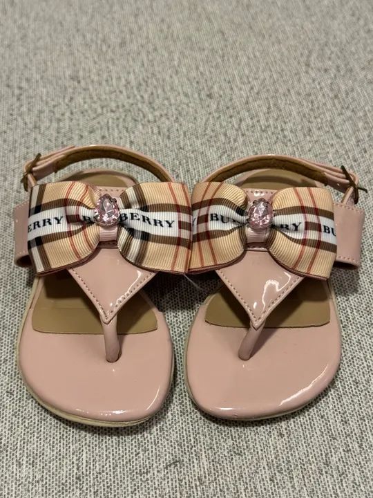 Sandália Infantil Laço de Marca - Tamanho 19 (veste melhor um 17).
