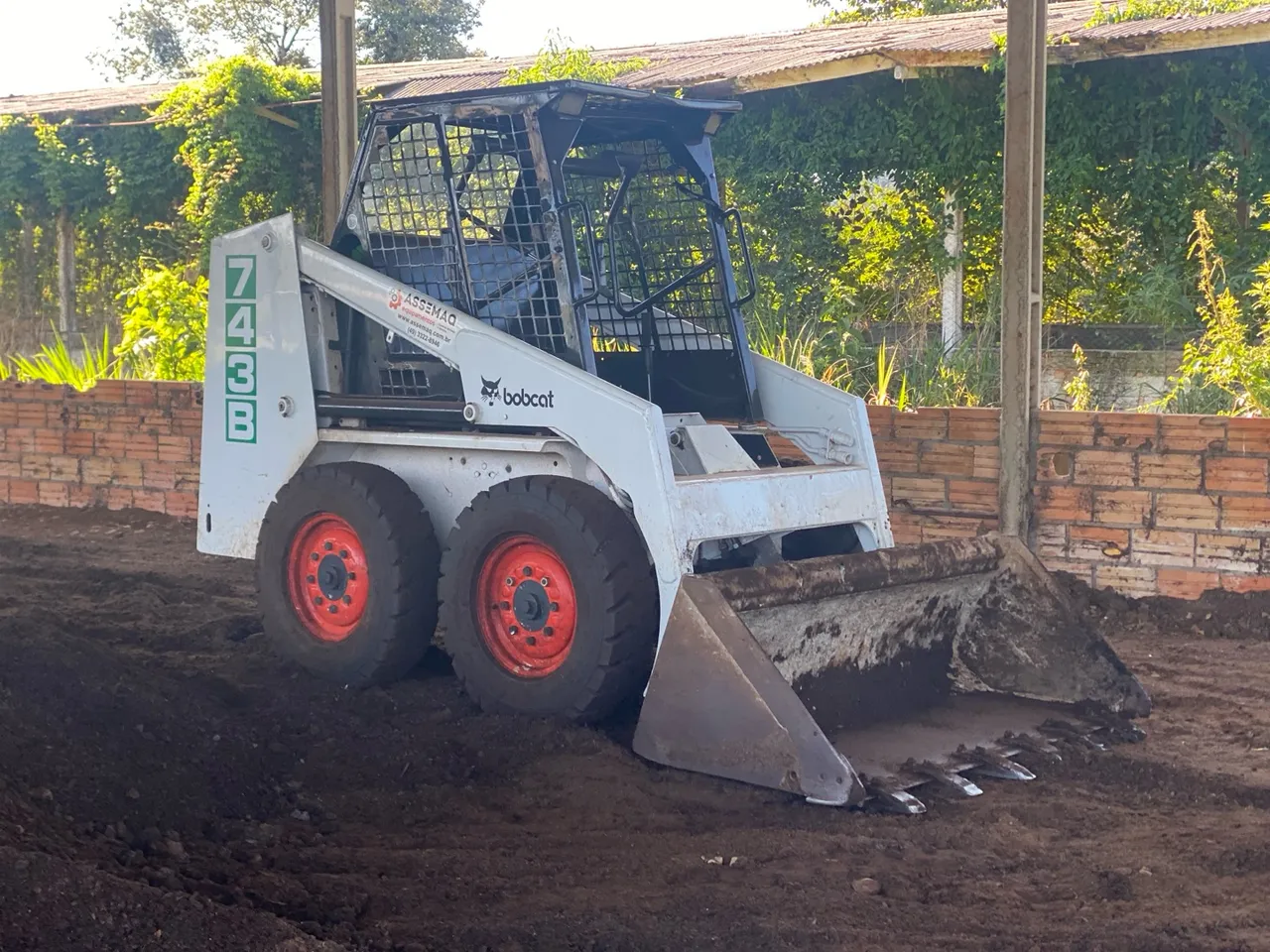 Mini Carregadeira Bobcat 743B - Potência e Eficiência!