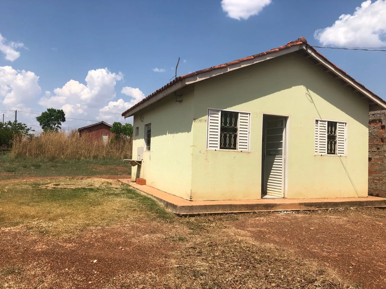 Alugo casa no Novo Mundo