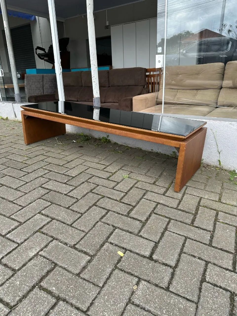 Mesa de centro em madeira maciça com vidro preto - Foto 4