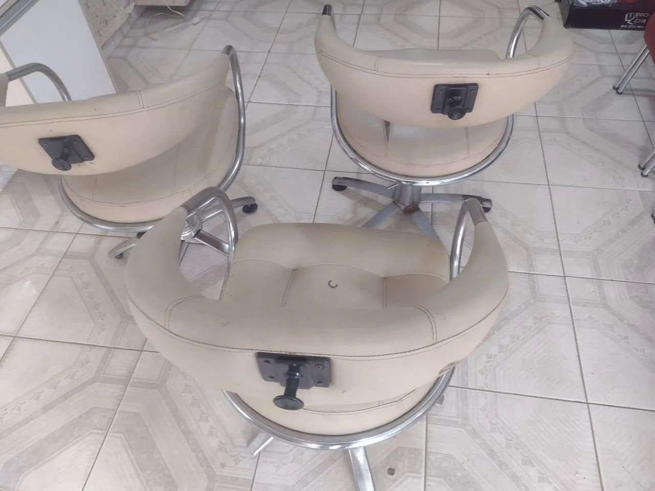 Vende -se cadeiras de cabeleireira 