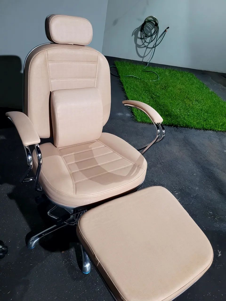 CADEIRA RECLINÁVEL COM MOCHO