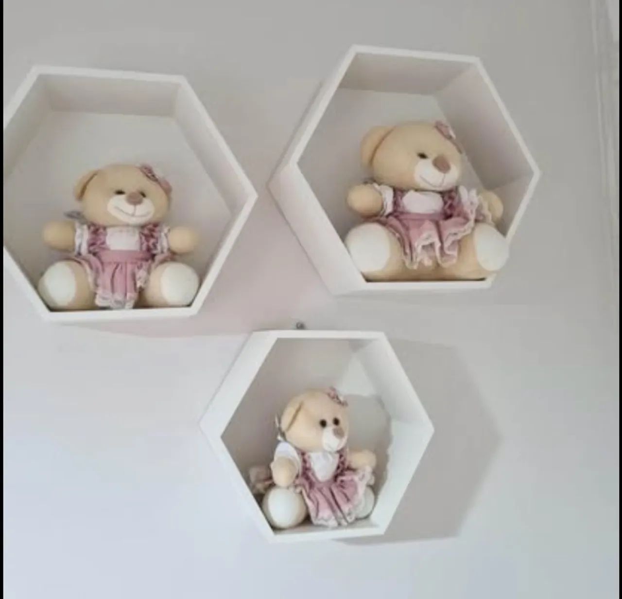 Vende-se Nicho Colmeia hexagonal com fundo  Acompanha 3 peças com ursinha camponesa  - Foto 4